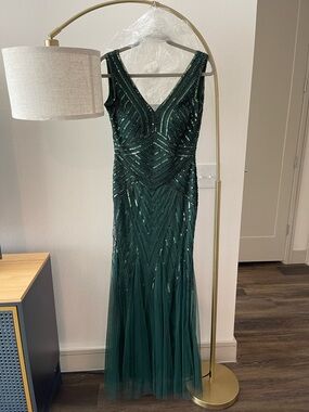 Elegant Emerald Beaded V-Neck Evening Dress